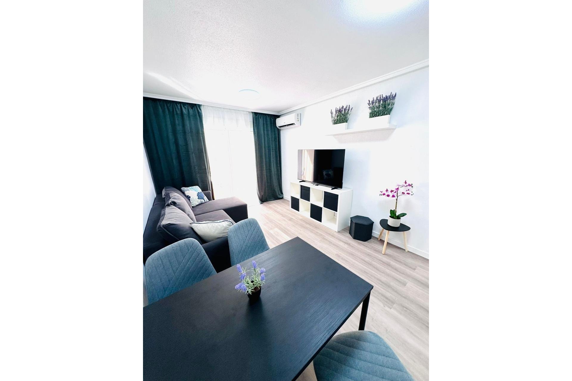 Segunda mano - Apartamento -
Torrevieja - Centro - Muelle Pesquero