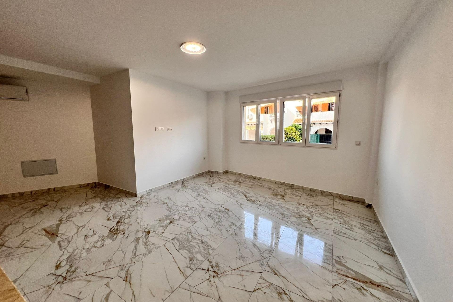 Segunda mano - Apartamento -
Torrevieja - Centro