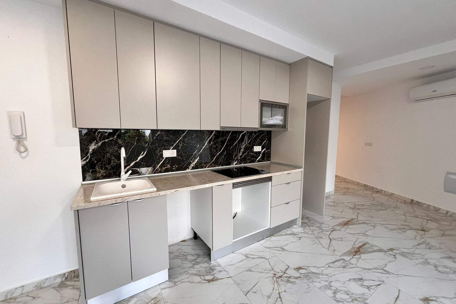 Segunda mano - Apartamento -
Torrevieja - Centro