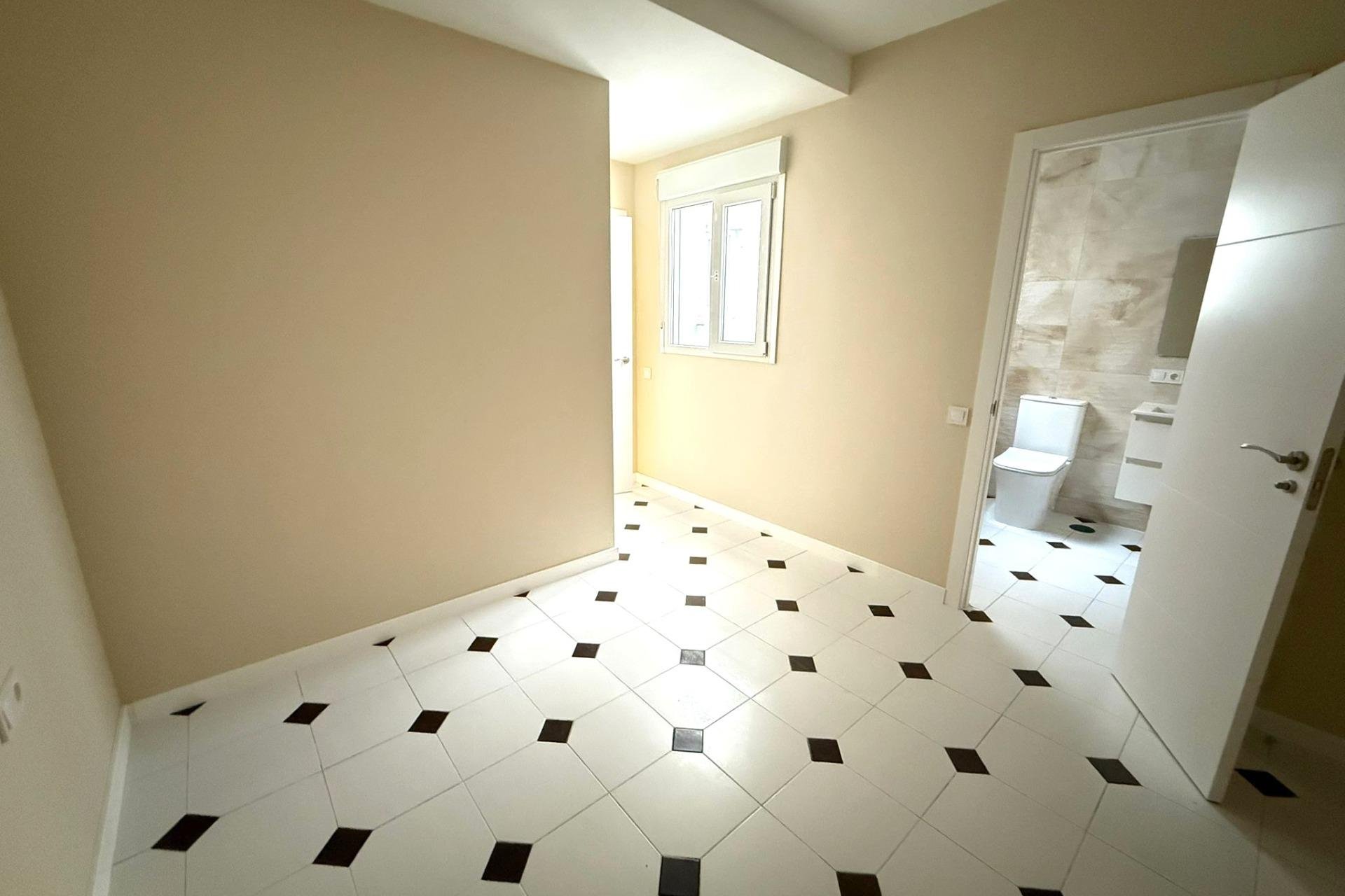 Segunda mano - Apartamento -
Torrevieja - Centro