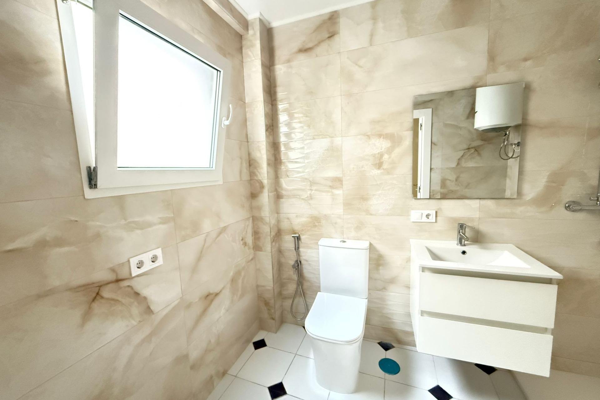 Segunda mano - Apartamento -
Torrevieja - Centro