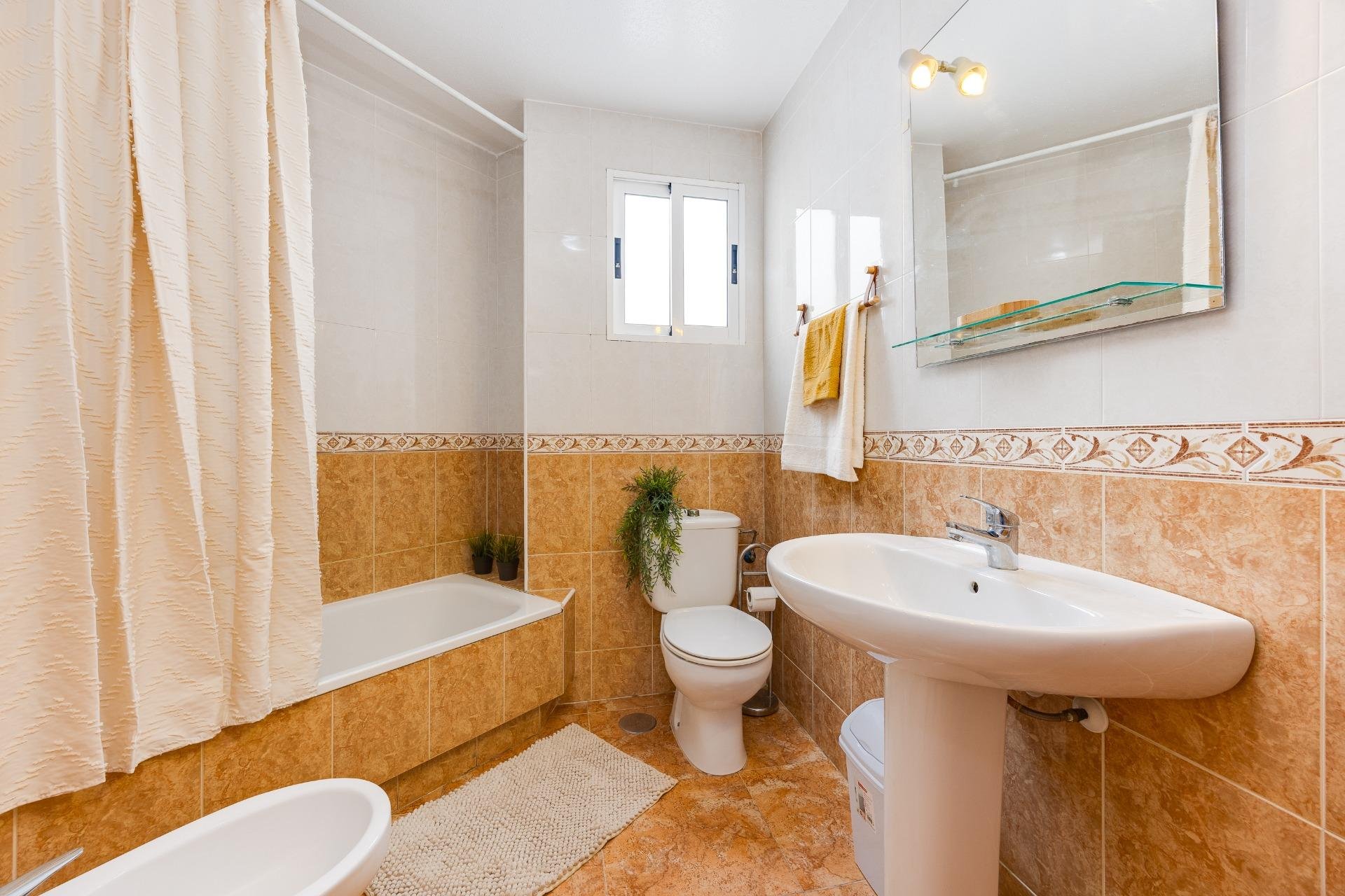 Segunda mano - Apartamento -
Torrevieja - Centro