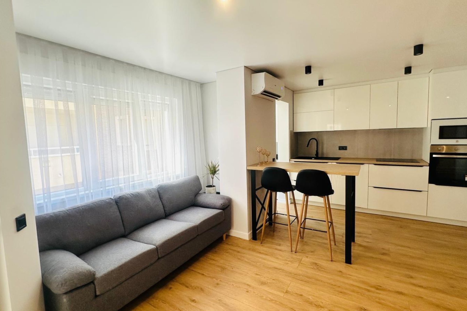 Segunda mano - Apartamento -
Torrevieja - Estacion De Autobuses
