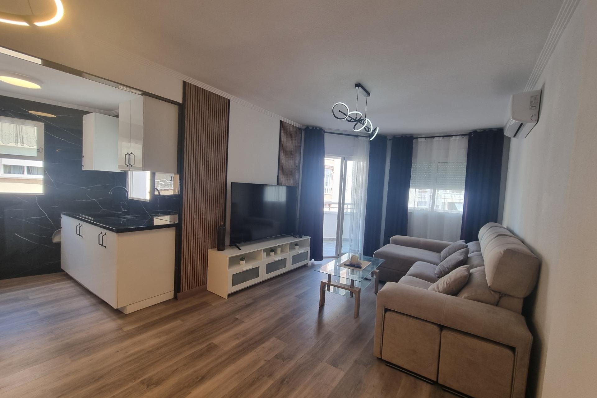 Segunda mano - Apartamento -
Torrevieja - Estacion De Autobuses