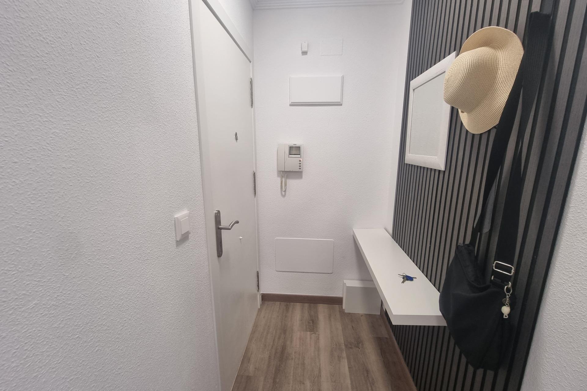 Segunda mano - Apartamento -
Torrevieja - Estacion De Autobuses