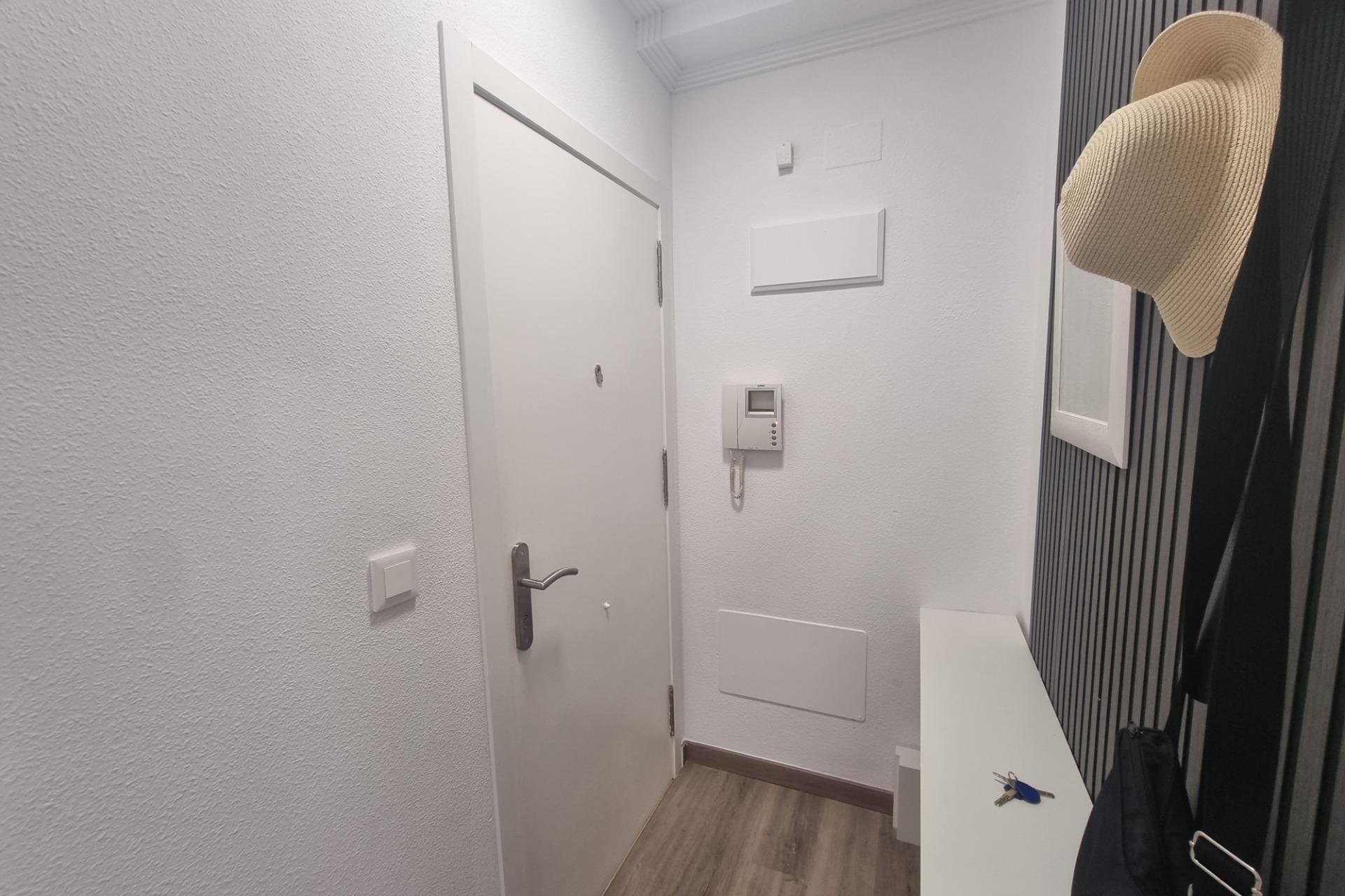 Segunda mano - Apartamento -
Torrevieja - Estacion De Autobuses