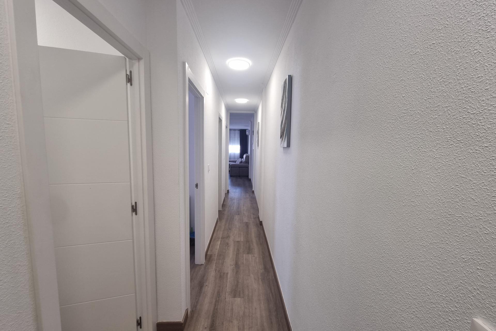 Segunda mano - Apartamento -
Torrevieja - Estacion De Autobuses