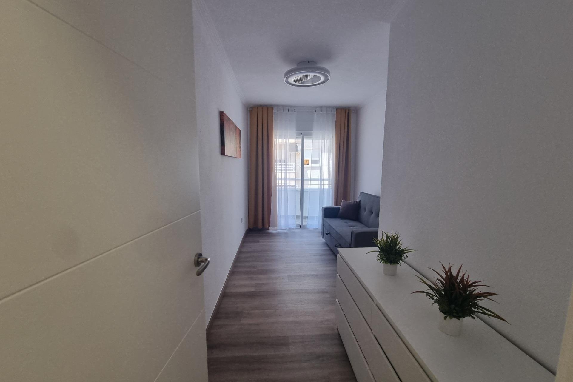 Segunda mano - Apartamento -
Torrevieja - Estacion De Autobuses