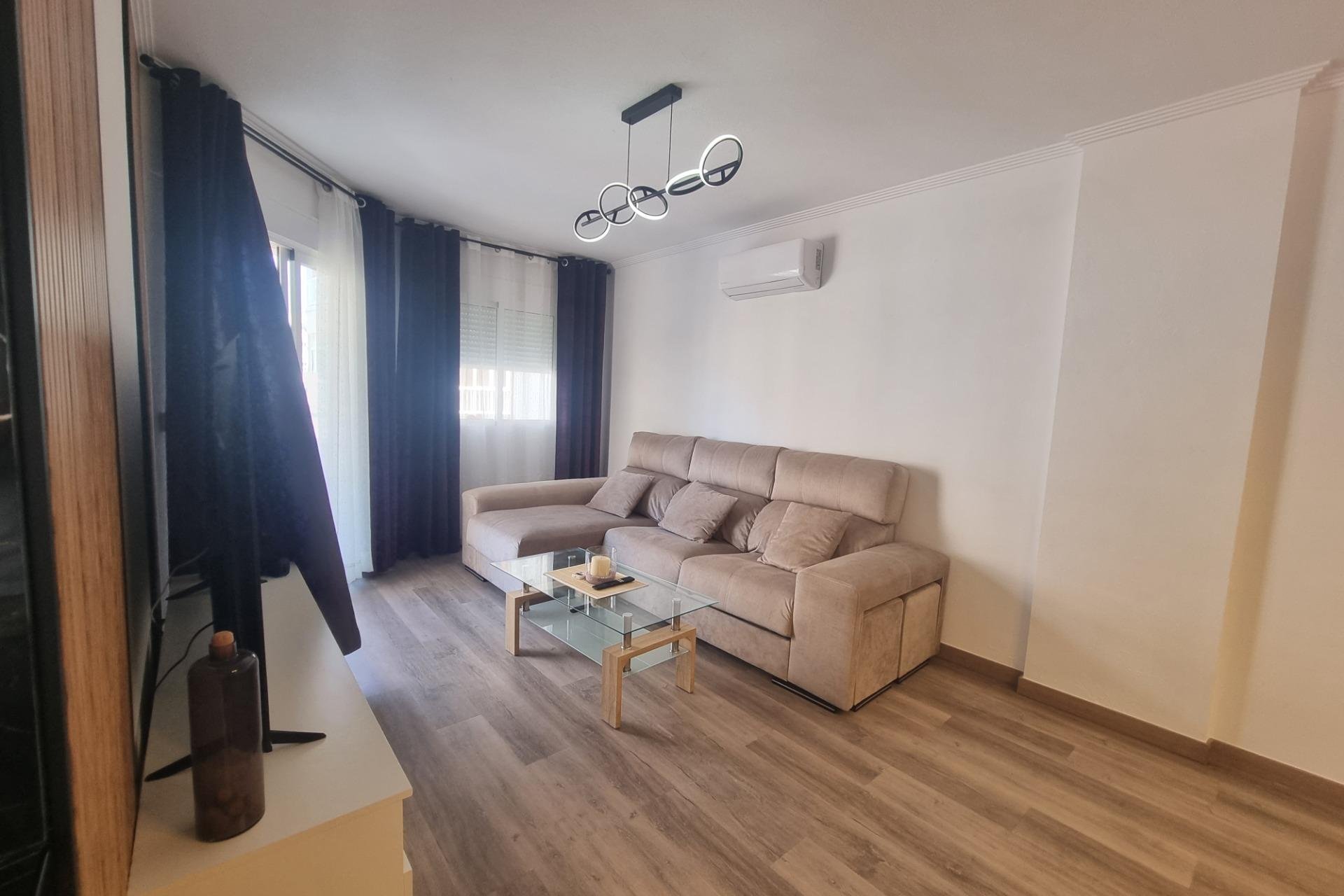 Segunda mano - Apartamento -
Torrevieja - Estacion De Autobuses