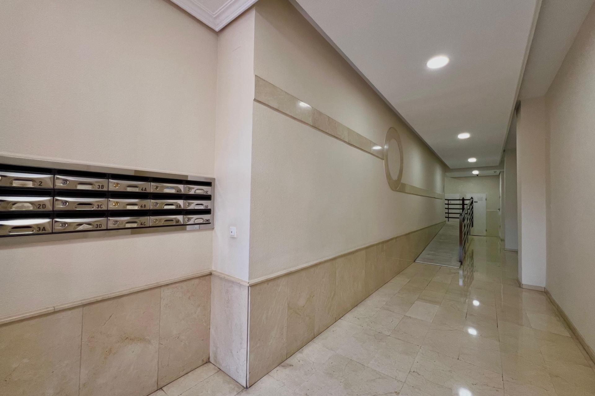 Segunda mano - Apartamento -
Torrevieja - Puerto Deportivo