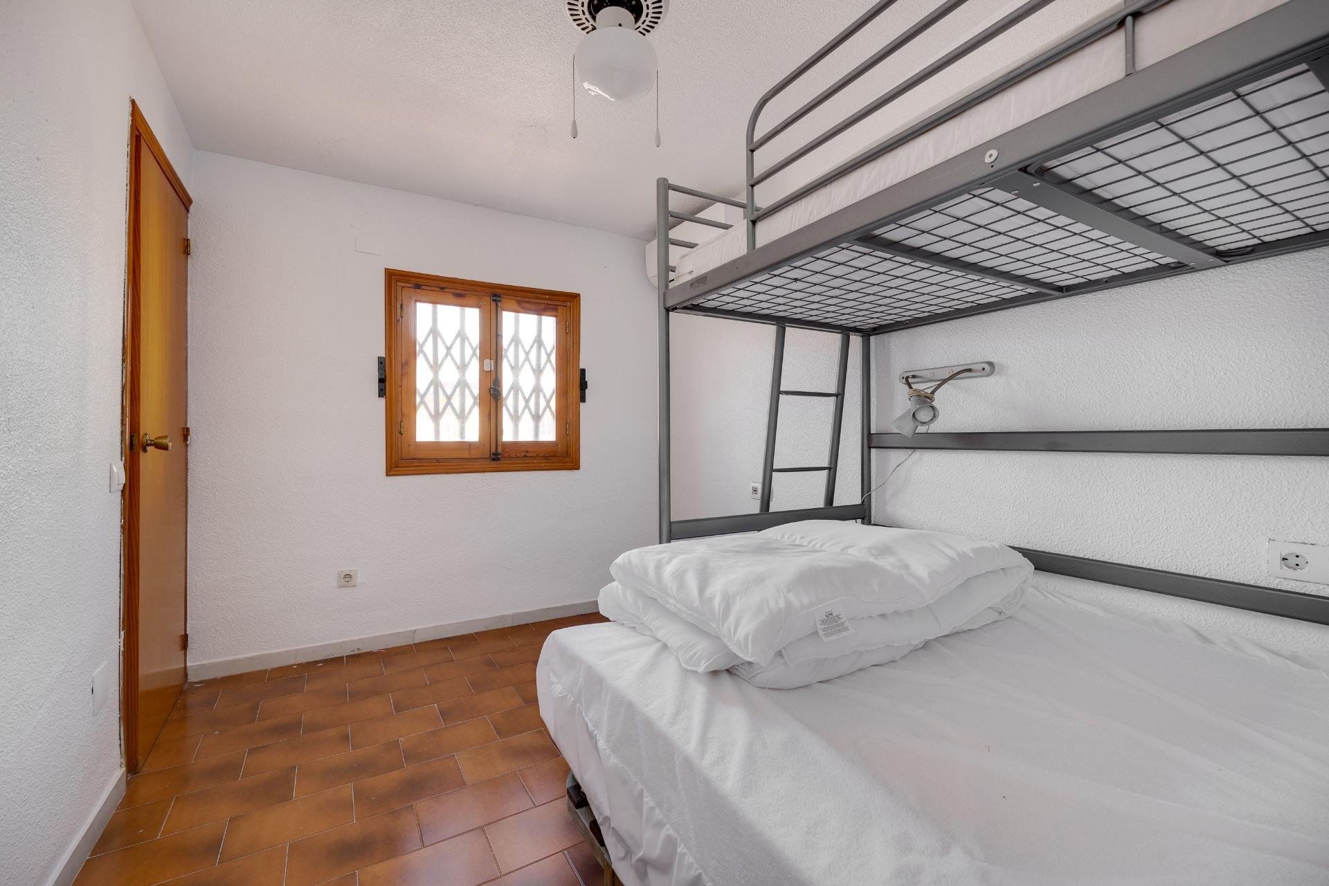 Segunda mano - Bungalow -
Torrevieja - La Mata