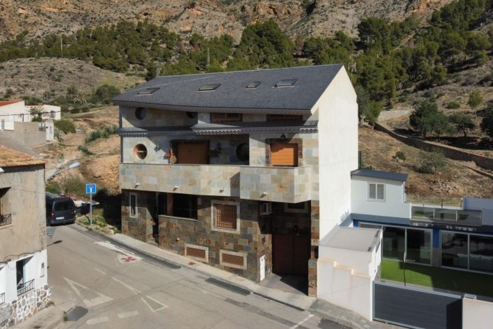 Segunda mano - Villa -
Redován - Inland