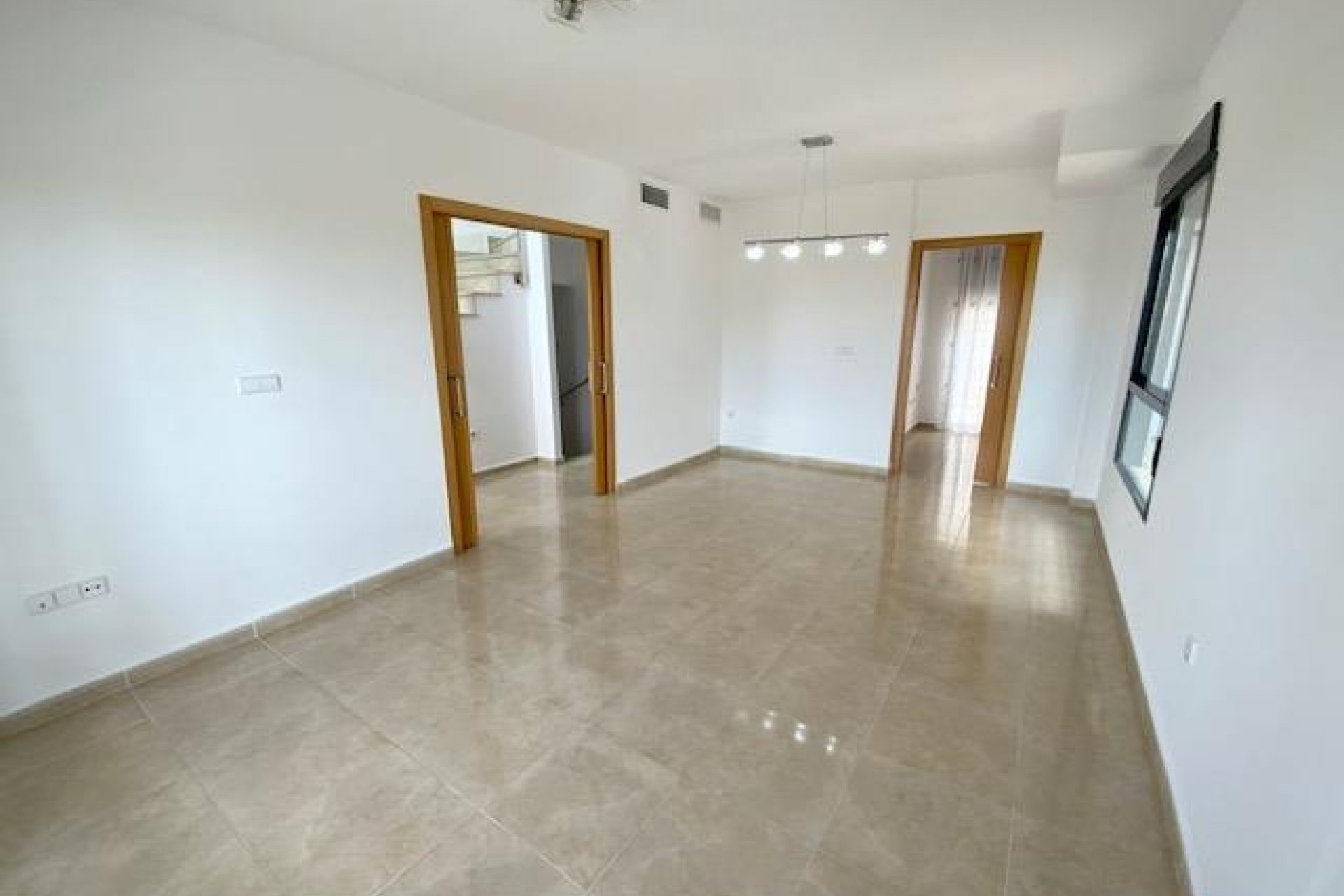 Segunda mano - Villa -
Roldan - Inland