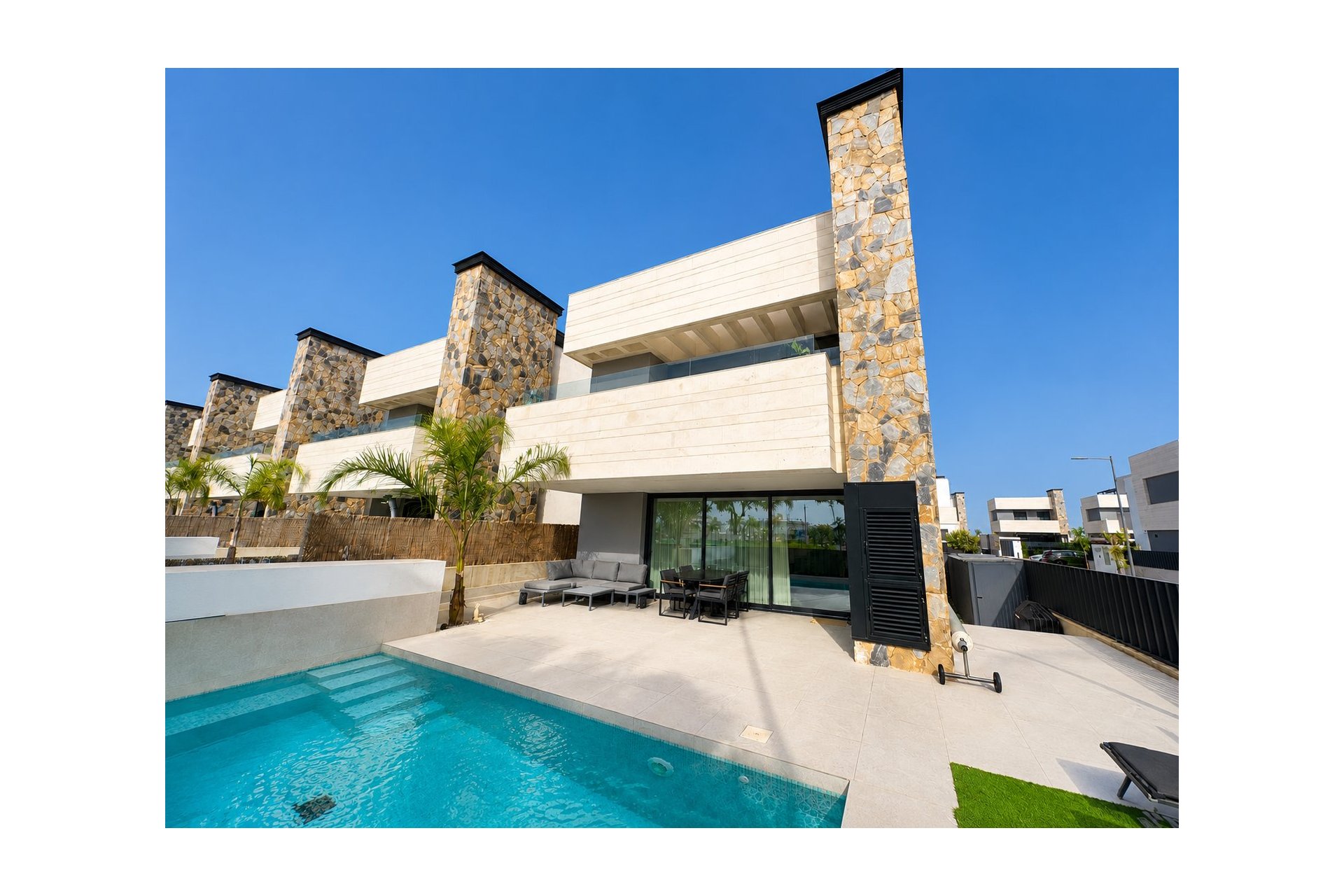 Segunda mano - Villa -
Santa Rosalia Resort - Inland