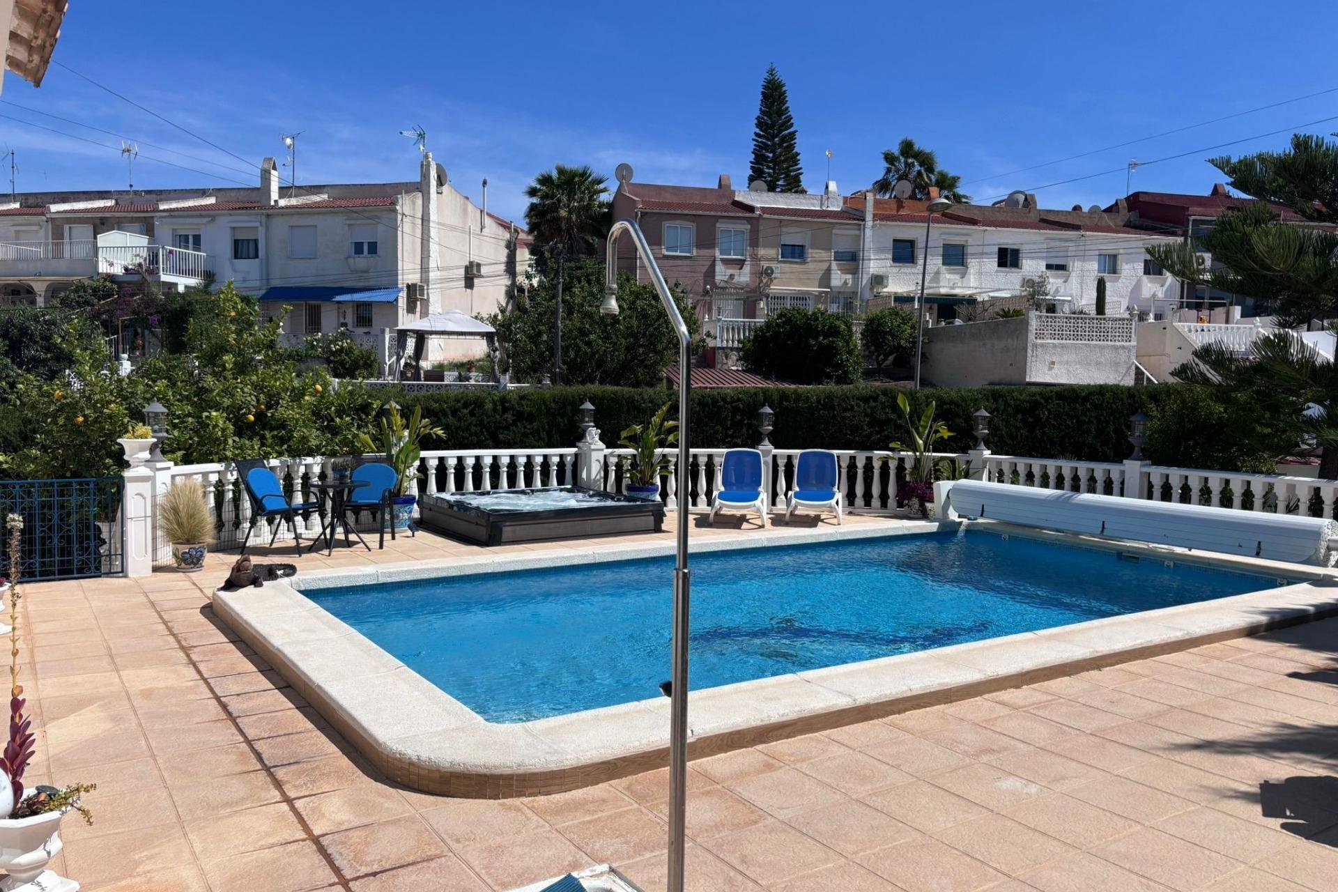 Segunda mano - Villa / Semi pareado -
Torrevieja - Los Balcones