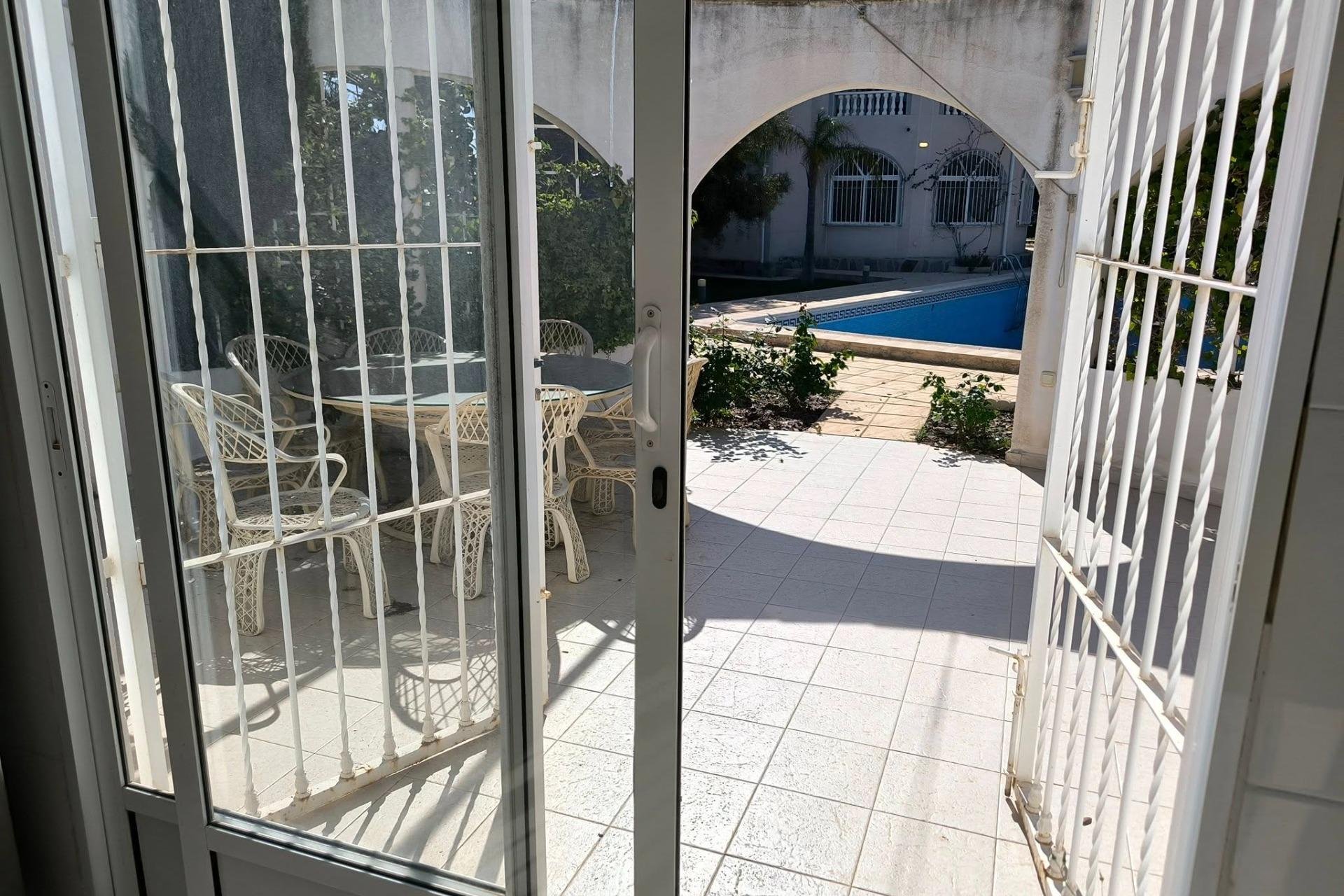 Segunda mano - Villa -
Torrevieja - La Siesta
