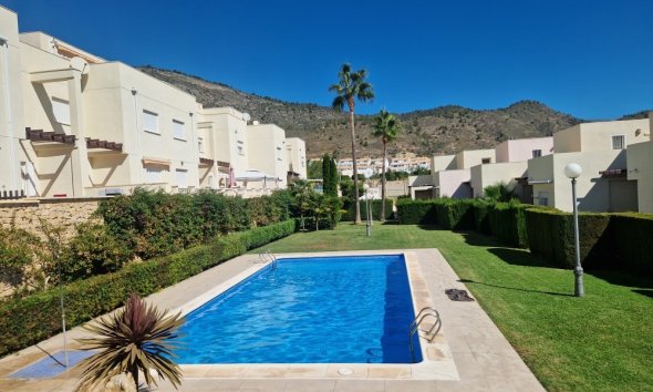 Semi Detached - Segunda mano - Relleu -
                Inland