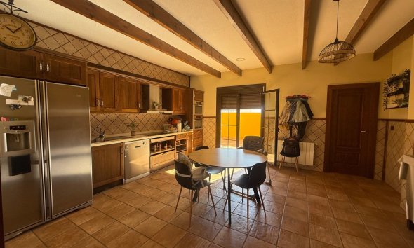 Town House - Resale - Avileses -
                Avileses