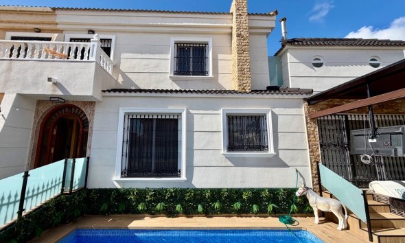 Villa / Doppelhaushälfte - Wiederverkauf - Orihuela Costa -
                La Zenia
