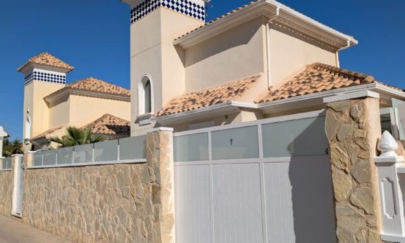 Villa - Resale - Villamartin -
                Costa Blanca