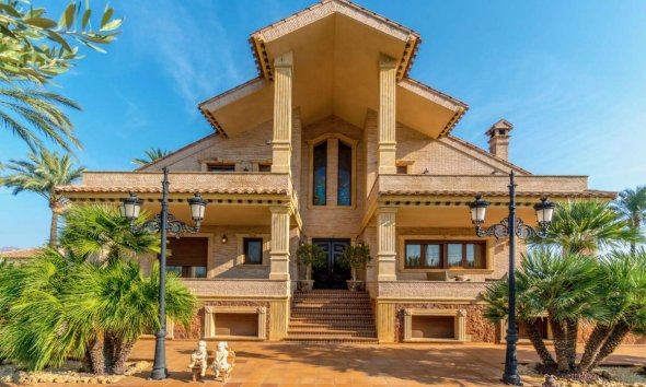 Villa - Revente - Molins -
                Inland