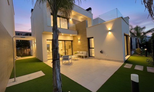 Villa - Segunda mano - Santa Rosalia Resort -
                Inland