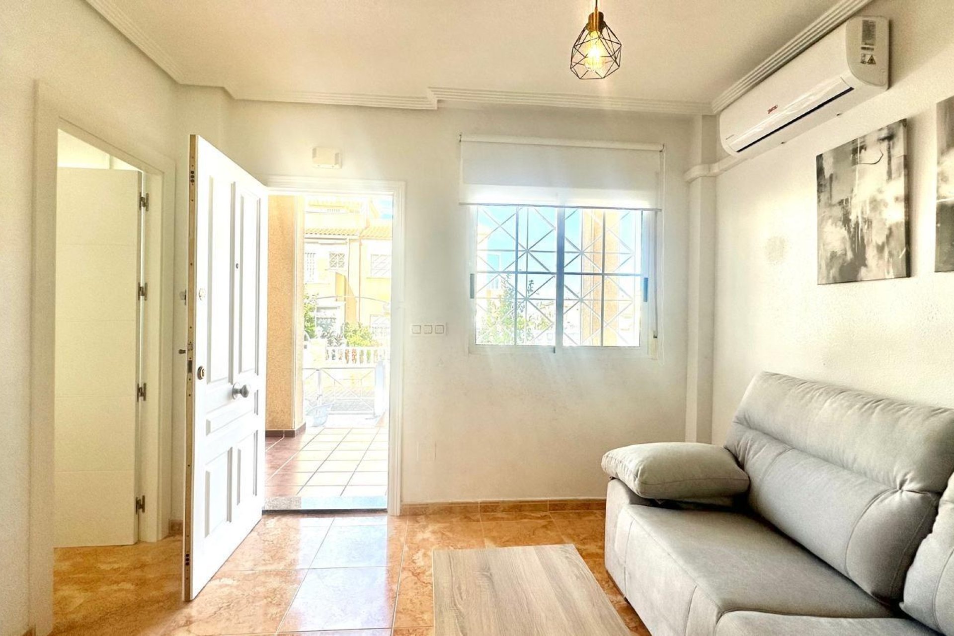 Wiederverkauf - Bungalow -
Torrevieja - Playa de los Locos