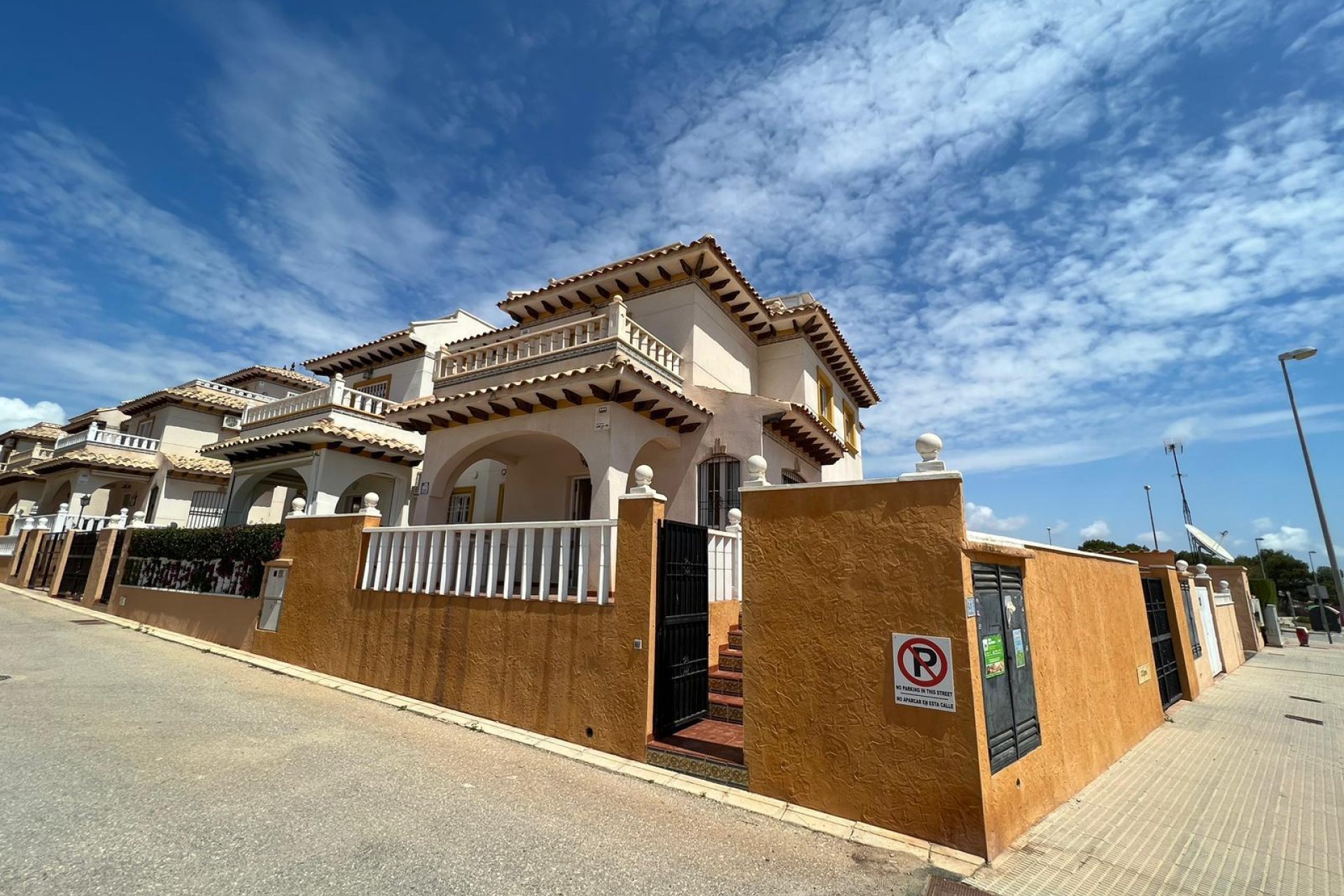 Wiederverkauf - Stadthaus -
Orihuela Costa - Montezenia