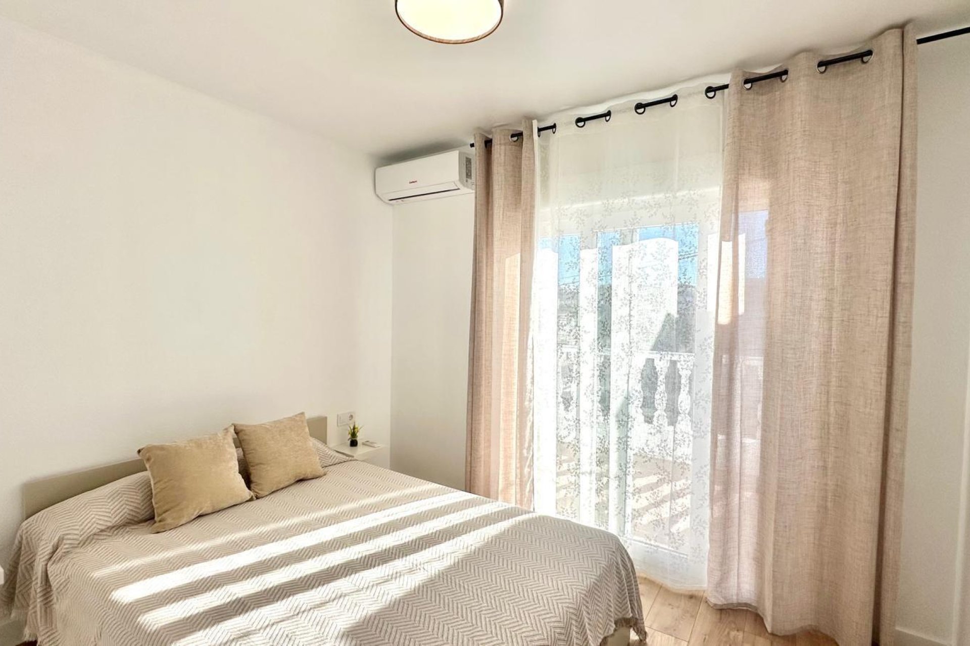 Wiederverkauf - Town House -
Torrevieja - Estacion De Autobuses