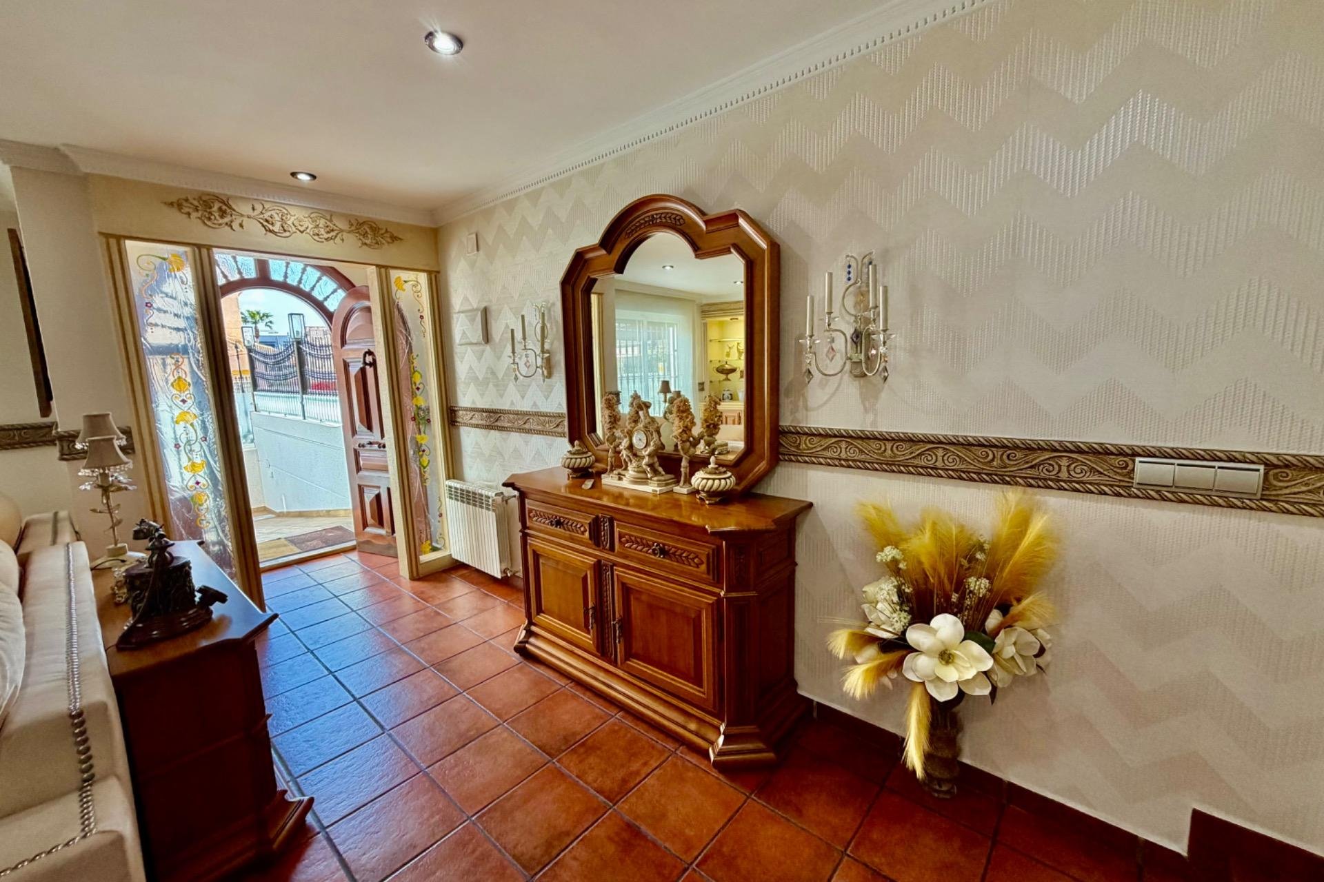 Wiederverkauf - Villa / Doppelhaushälfte -
Orihuela Costa - La Zenia