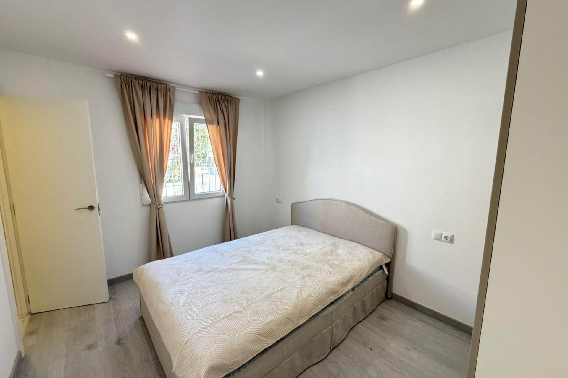 Wiederverkauf - Villa / Doppelhaushälfte -
Torrevieja - Cabo Cervera