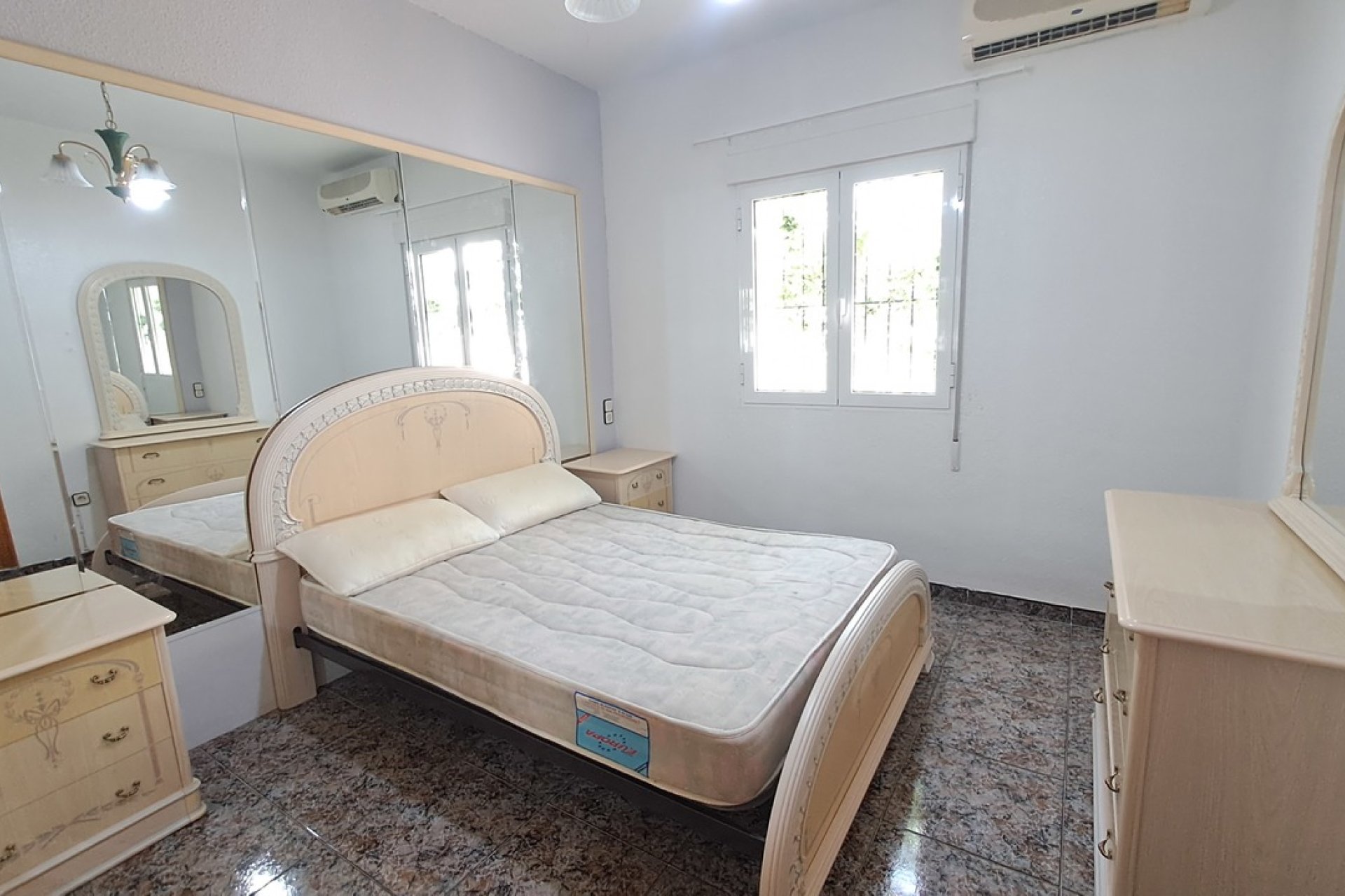 Wiederverkauf - Villa -
Villamartin - Costa Blanca