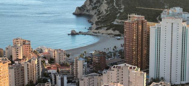 Carnaval, sol y Mediterráneo: el combo perfecto que convence a muchos para comprar una casa en Benidorm