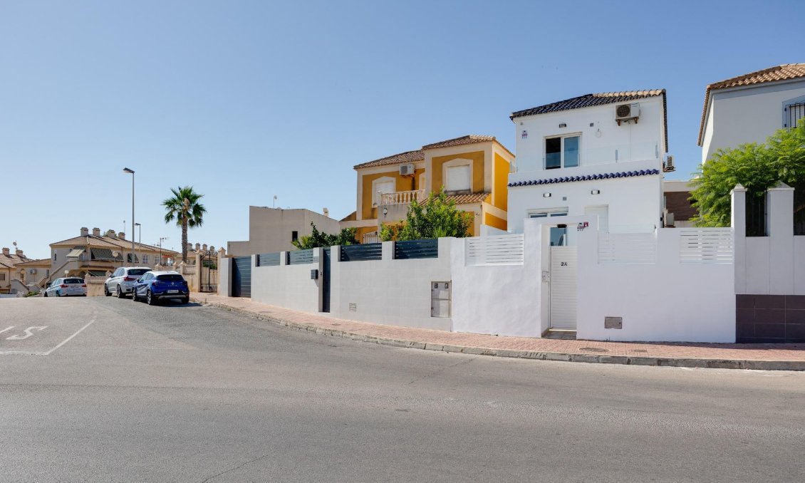 Segunda mano - Villa -
Torrevieja - Aguas Nuevas