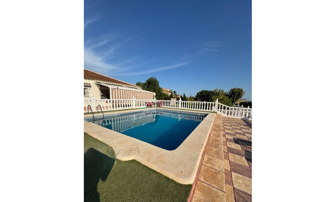 Wiederverkauf - Villa -
Albatera - Partida Lomas