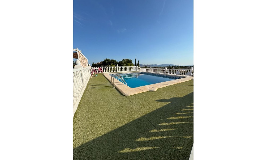 Wiederverkauf - Villa -
Albatera - Partida Lomas