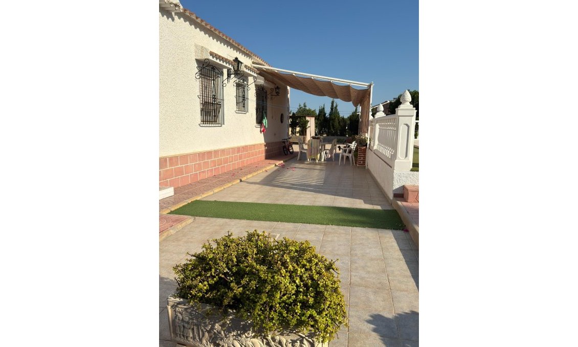 Wiederverkauf - Villa -
Albatera - Partida Lomas
