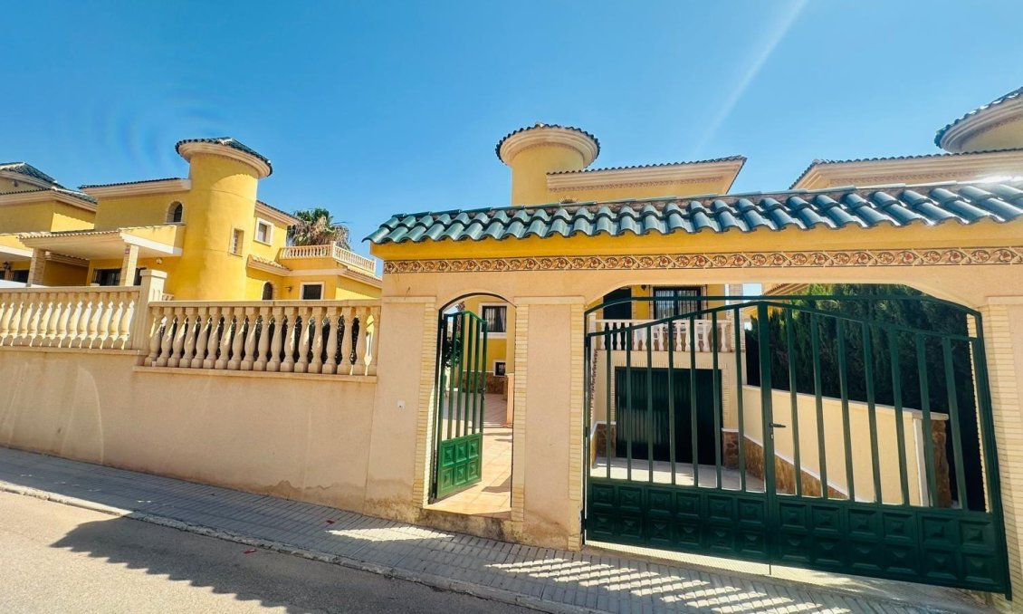 Segunda mano - Villa -
Orihuela Costa - PAU 8
