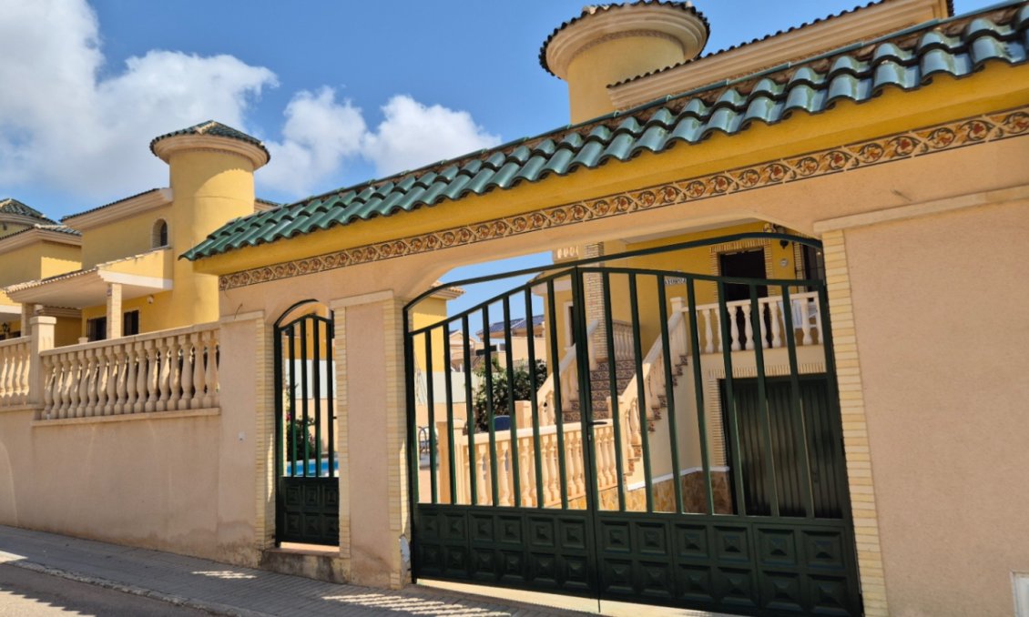 Wiederverkauf - Villa -
Orihuela - Inland