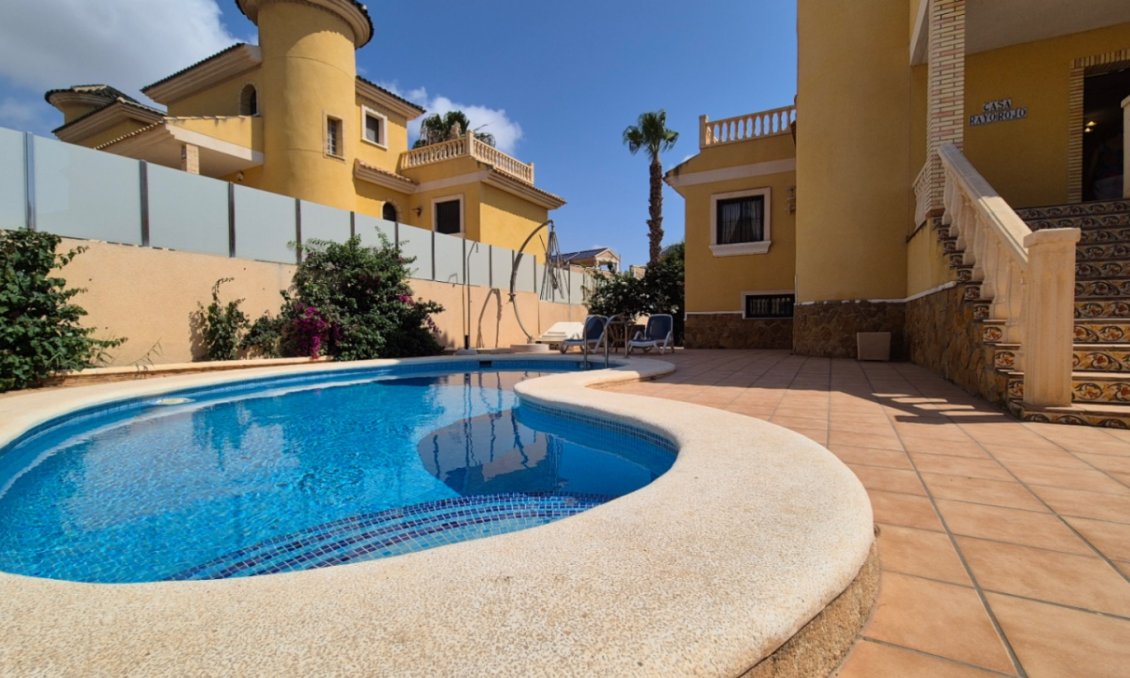 Wiederverkauf - Villa -
Orihuela - Inland
