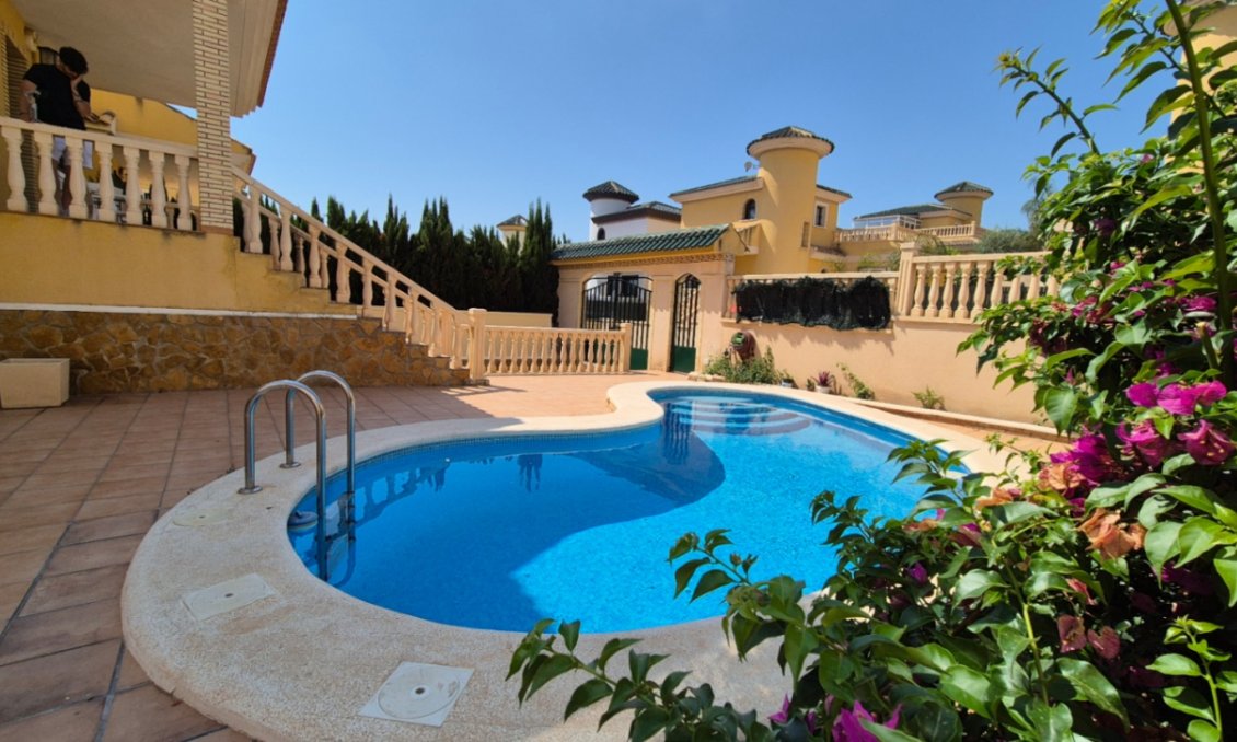 Wiederverkauf - Villa -
Orihuela - Inland
