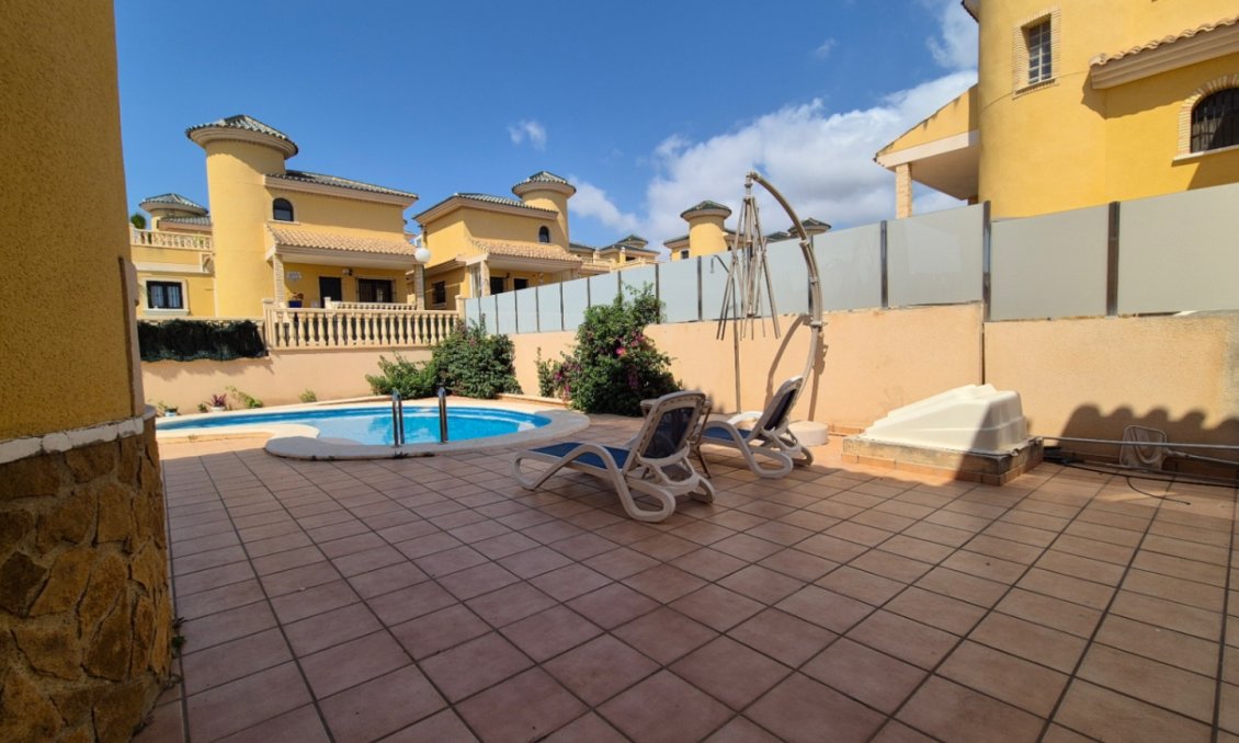 Wiederverkauf - Villa -
Orihuela - Inland