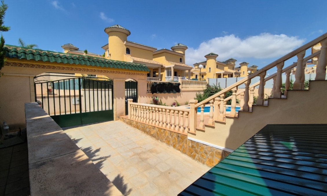 Wiederverkauf - Villa -
Orihuela - Inland