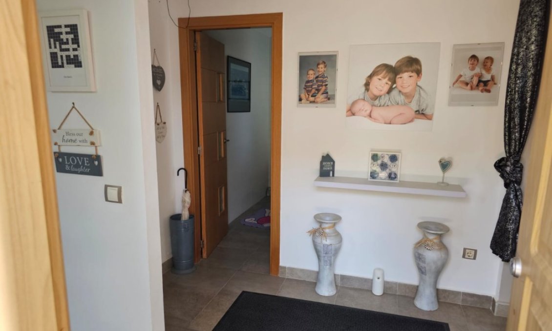 Segunda mano - Villa -
Sierra Cortina - Inland