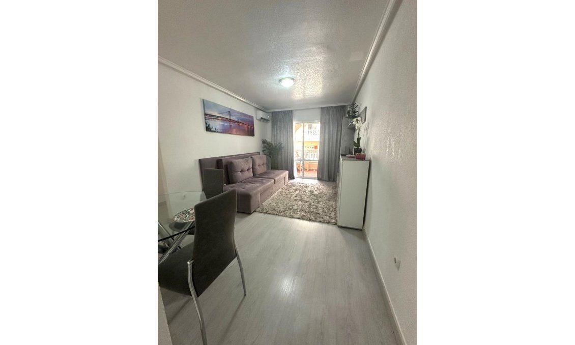 Segunda mano - Apartamento -
Torrevieja - Centro
