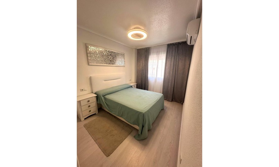 Segunda mano - Apartamento -
Torrevieja - Centro