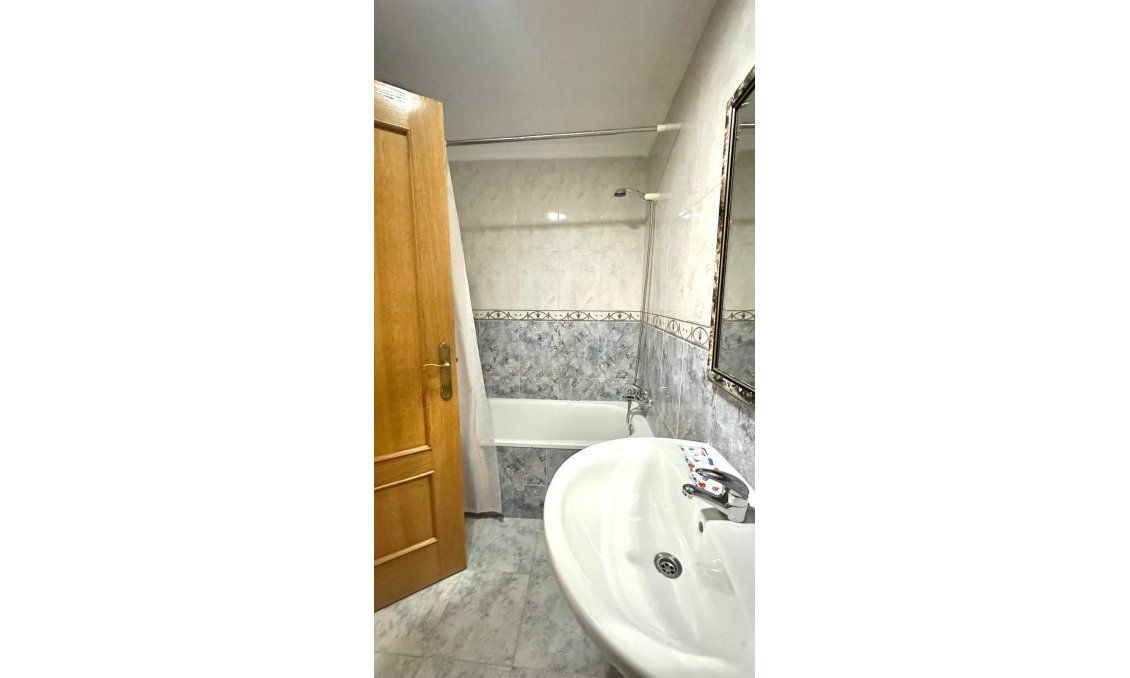 Revânzare - Apartament -
Torrevieja