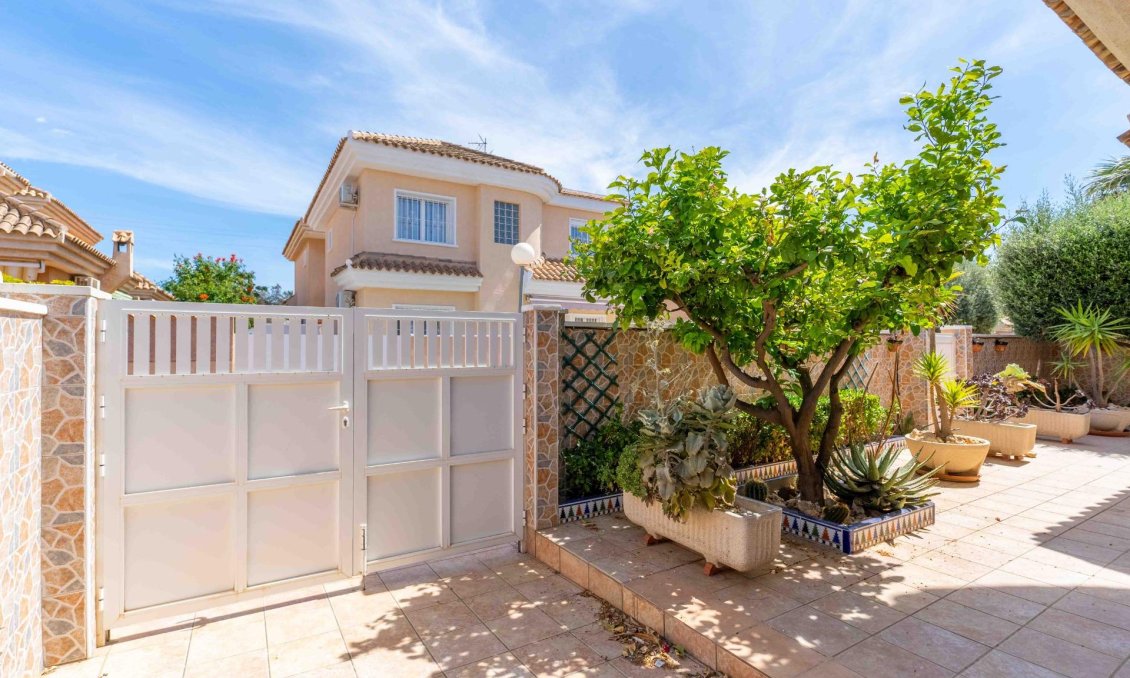 Segunda mano - Villa -
Orihuela Costa - Punta Prima