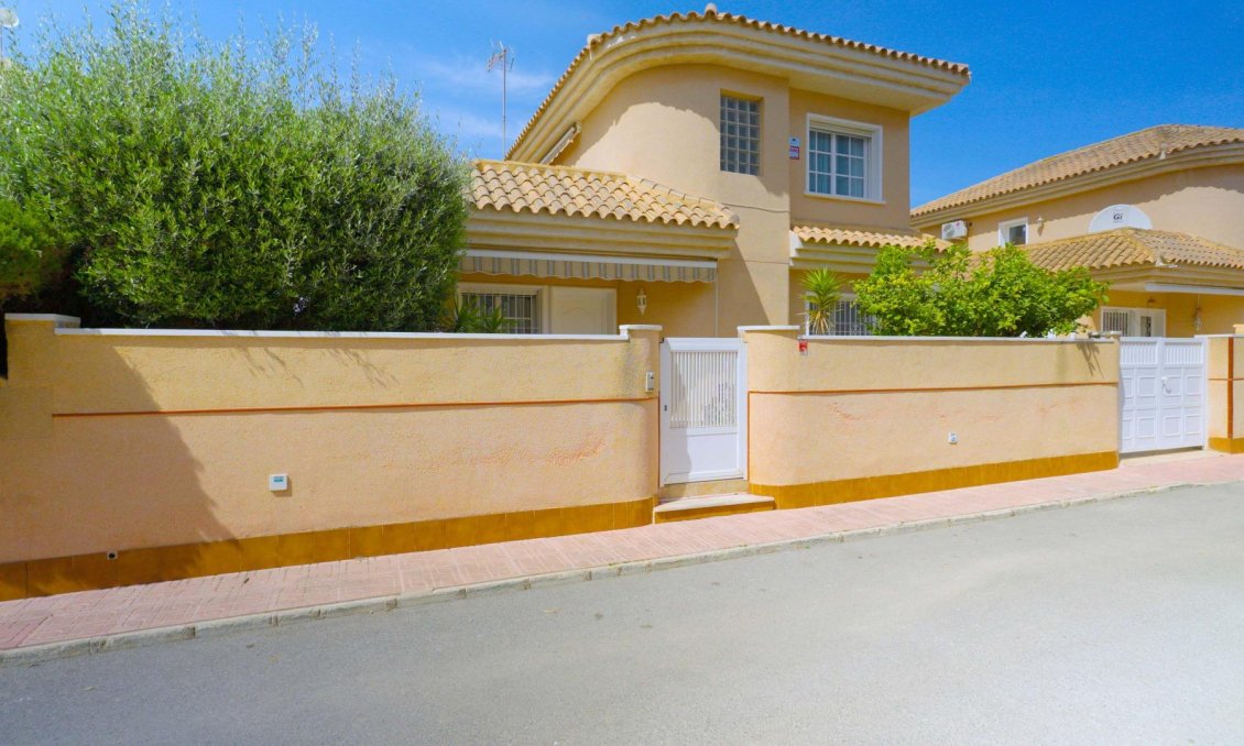 Segunda mano - Villa -
Orihuela Costa - Punta Prima
