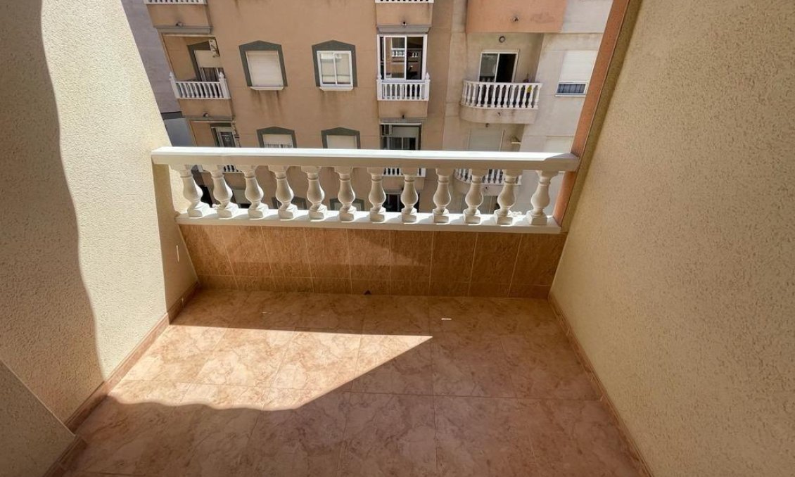 Segunda mano - Apartamento -
Torrevieja - Estacion De Autobuses